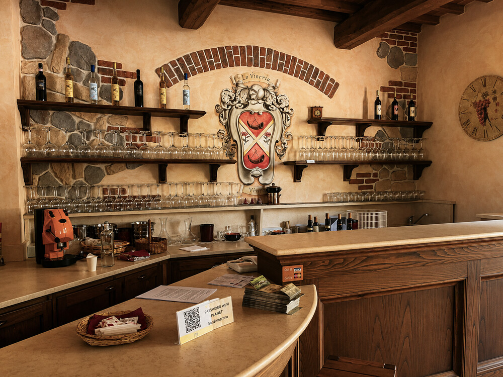 La Vineria - bar interno stemma